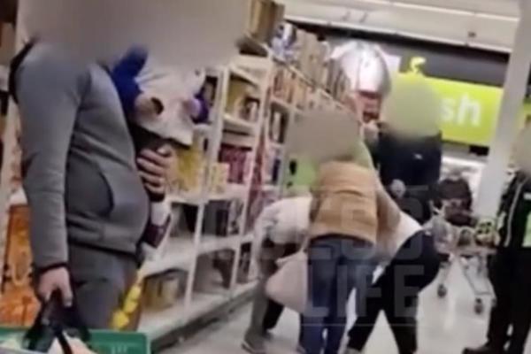 JOŠ JEDNA TUČA U PRODAVNICI! 3 žene i jedan muškarac u tuči, u prodavnicu pustili 100 ljudi odjednom!