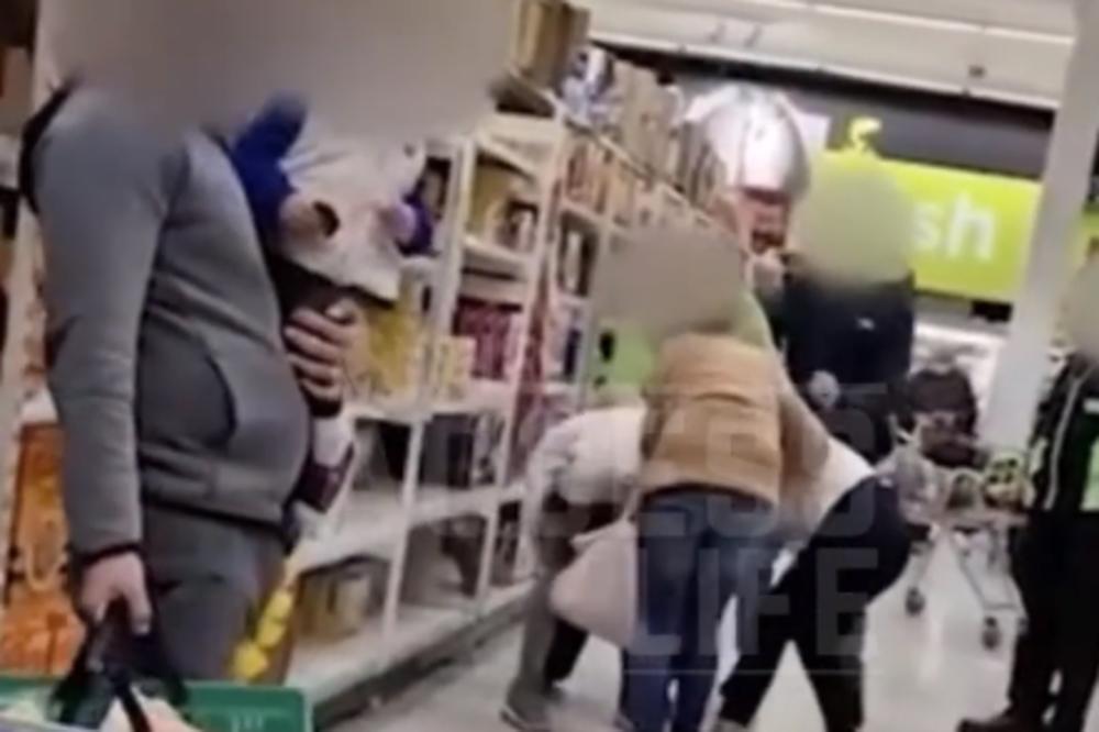 JOŠ JEDNA TUČA U PRODAVNICI! 3 žene i jedan muškarac u tuči, u prodavnicu pustili 100 ljudi odjednom!