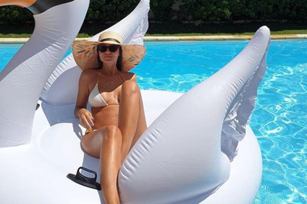 ŽENU NEMANJE MATIĆA SVI ZNAJU, ALI MALO KO ZNA DA JE I NJEGOV BRAT OŽENIO LEPOTICU: Skinula se u bikini i sve pršti