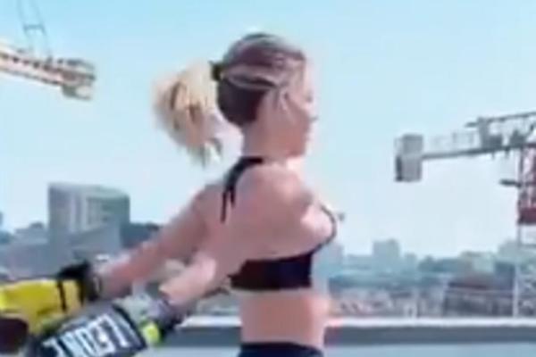 DILETINE VEŽBE VIŠE PODSEĆAJU NA FILM SA SADRŽAJEM ZA ODRASLE: Vruća Italijanka pokazala kako se bori protiv korone