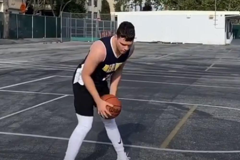 SMEH DO SUZA: Poznati imitator skinuo Jokićeve 'poteze'! Od geganja po terenu do onih čuvenih dodavanja!