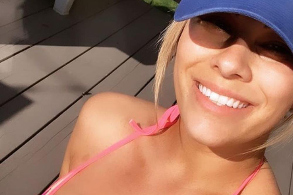 SKROZ JE ODLEPILA U IZOLACIJI: Posle nagih slika, sad se slikala skroz gola s mužem i hvatali se za polne organe!