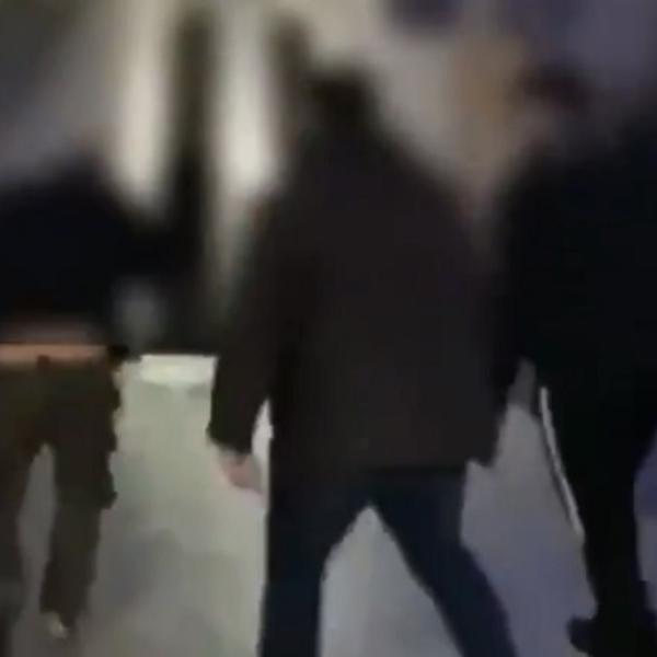 DOŠLI ZAJEDNO U BOLNICU DA VOLONTIRAJU, PA PREBILI SUPARNIČKOG NAVIJAČA: Sramotna scena ispred zdravstvene ustanove