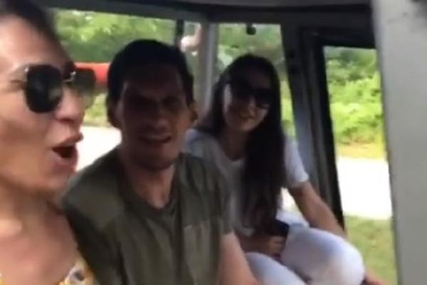 AJMO MALO KROZ SELO DA SE POKAZEM: Poljoprivrednik Bobi s dve lepotice u traktoru!