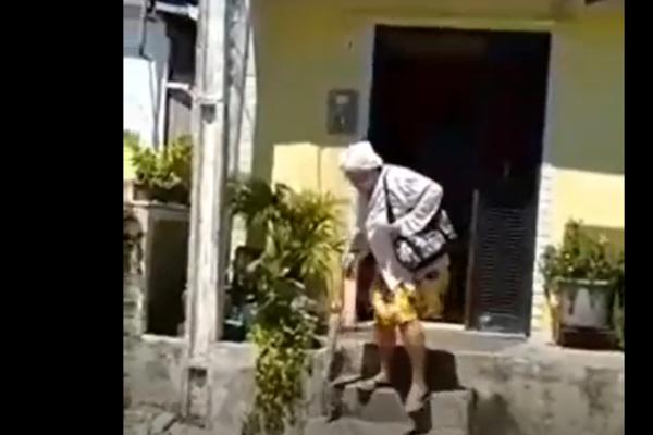 BABA IZAŠLA NAPOLJE I UPRKOS ZABRANI, NE VERUJETE KAKAV SPRINT JE UHVATILA! Ovaj snimak je HIT (VIDEO)