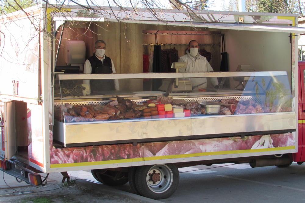 U PANČEVU SE POJAVILA MESARA NA TOČKOVIMA, A PIJACA SE PRESELILA NA TROTOARE: Da li je ovo dozvoljeno? (FOTO)