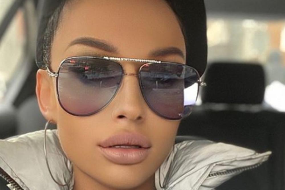 OD PRIZORA OČI ISPADAJU! PEVAČICA U BRUTALNO VRELOM IZDANJU,SELFI U OGLEDALU SVI KOMENTARIŠU: Visoke potpetice i...