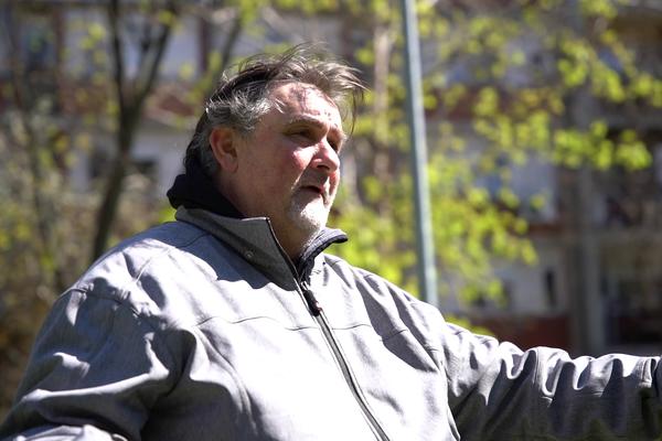 POZORIŠNU SCENU ZAMENIO TERASOM: Novosadski operski pevač svako veče peva na svojoj terasi (VIDEO)