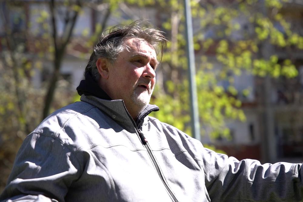 POZORIŠNU SCENU ZAMENIO TERASOM: Novosadski operski pevač svako veče peva na svojoj terasi (VIDEO)