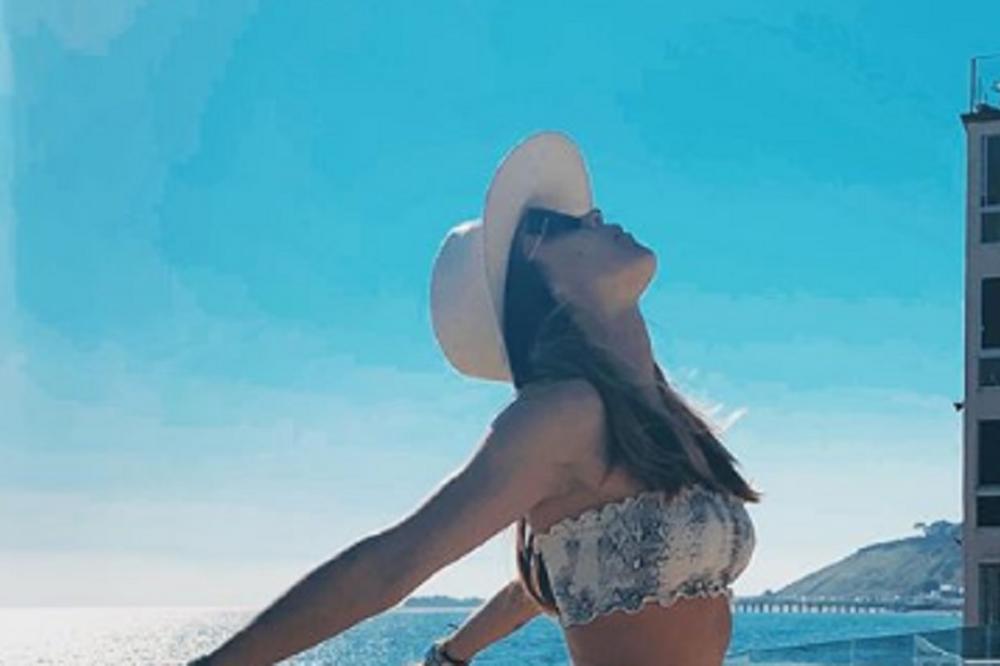 TENISERKA SE SKINULA DO GOLE KOŽE, SVE SE VIDI: Kako je Instagram dozvolio ovoliko GOLOTINJE?! (FOTO)