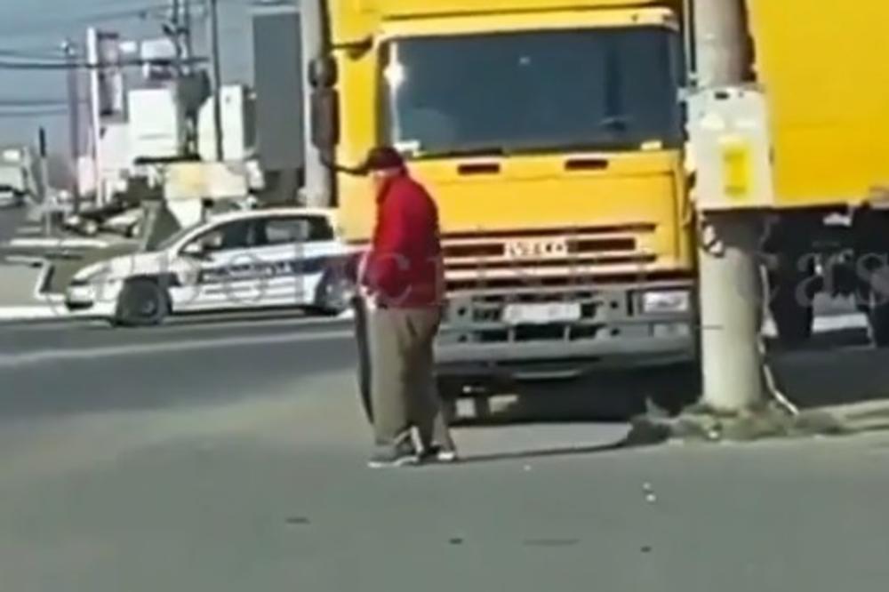 KRIO SE IZA KAMIONA, PA JE NAIŠLA PATROLA: Proverite zašto cela Srbija gleda snimak ovog deke (VIDEO)