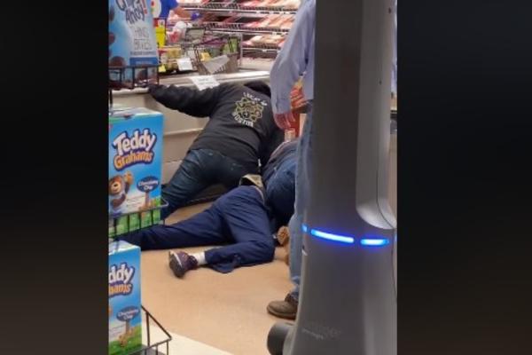 ČOVEKA OBORILI U SUPERMARKETU KADA SU VIDELI ŠTA RADI: Ovo je nedopustivo u vreme pandemije (VIDEO)