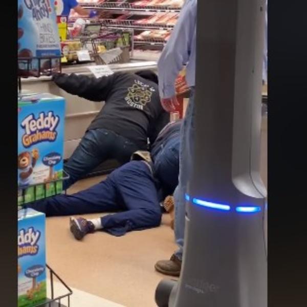 ČOVEKA OBORILI U SUPERMARKETU KADA SU VIDELI ŠTA RADI: Ovo je nedopustivo u vreme pandemije (VIDEO)
