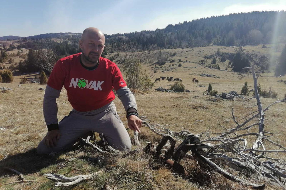 ALEKSANDAR JE NAŠAO HITLEROVU BOMBU: Eksplozivna naprava 7 decenija leži na seoskom pašnjaku (FOTO)