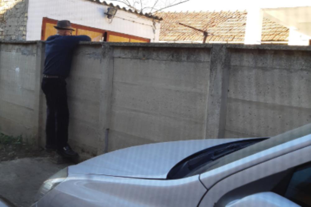 OVAJ DEKICA NE ODUSTAJE! Možda je vanredno stanje, ali se on nagnuo preko plota i... MA NE VERUJETE (FOTO)