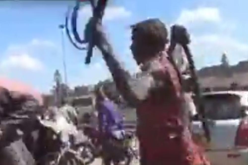 AKO SE U KENIJI PRIBLIŽITE NEKOME, CRNAC OD 2 METRA VAS BIČUJE! Masai ratnici su najbolja zaštita od korone (VIDEO)
