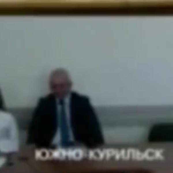 GRADONAČELNIČE, STOKO JEDNA, GDE SI MLADOJ DAMI STAVIO RUKU?! Rusija u šoku posle objavljivanja snimka! (VIDEO)
