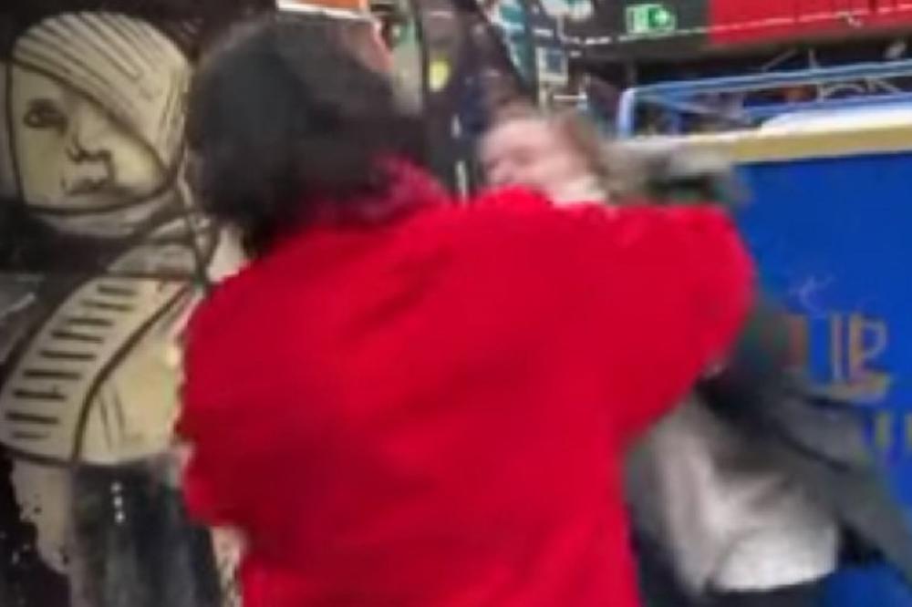 OVO JE STRAŠNO! Poznati glumac davio obožavateljku nasred ulice misleći da ga niko ne vidi! On je psihopata!