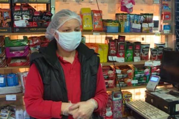 MAJA RADI U KOTEŽU U PRODAVNICI: Pomaže starima koji NE SMEJU NAPOLJE, uvek ih zove sa 1 ISTOM REČENICOM