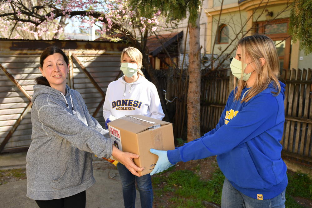 Mozzart i igrači Borca podelili pakete pomoći najugroženijim Čačanima