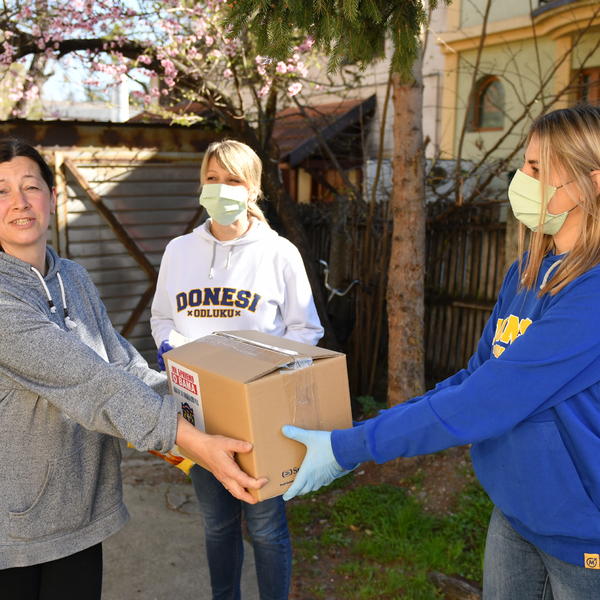 Mozzart i igrači Borca podelili pakete pomoći najugroženijim Čačanima