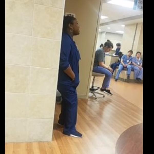 MEDICINSKA SESTRA ZAPEVALA I ZADIVILA SVE: Kakva scena iz bolnice! (VIDEO)