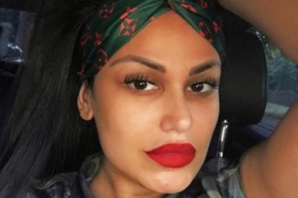 INDI IZVREĐALA SVOG PRIJATELJA, A ON JOJ BRUTALNO ODBRUSIO! Poručio joj da smrdi na beli luk i čarape! (FOTO)