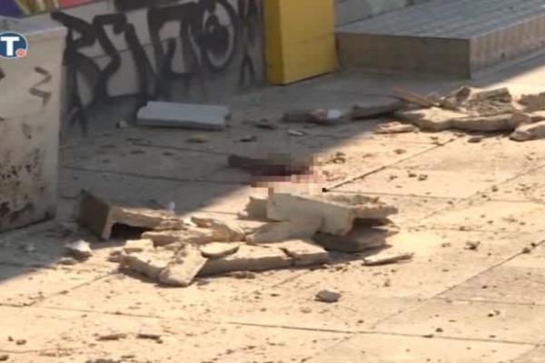 "JUČE JE BILO MOJE DETE, SUTRA MOŽE BITI TUĐE": Komad fasade pao sa zgrade u KOLICA SA BEBOM, majka u ŠOKU!