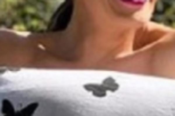 NOVI LETNJI TREND DRMA ESTRADU! Poznate dame snimaju se gotovo gole, a preko grudi sve drže samo jednu stvar