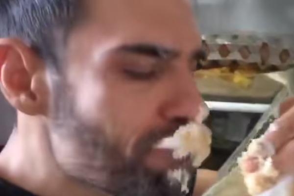 GLUMAC TOTALNO ODLEPIO U IZOLACIJI? Pune šake hrane gura u usta, sve mu se razmazalo po licu dok se snima! (VIDEO)