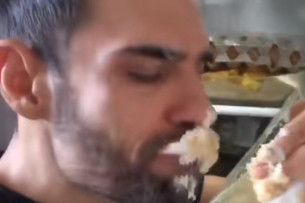 GLUMAC TOTALNO ODLEPIO U IZOLACIJI? Pune šake hrane gura u usta, sve mu se razmazalo po licu dok se snima! (VIDEO)