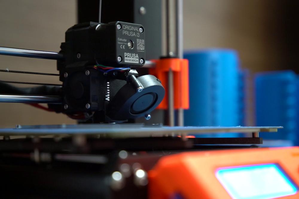 SOLIDARNOST NA DELU: Umesto modli za kolače, prave vizire za lekare (Video)