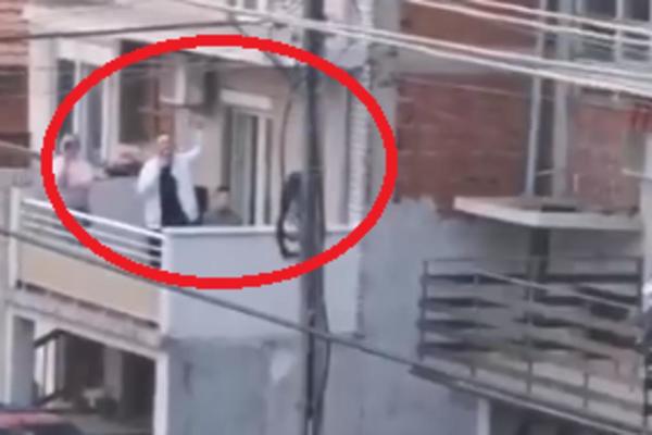 JOVICA IZ NIŠA JE ZAPEVAO TOKOM POLICIJSKOG ČASA, A SAD JE POZNAT! Izašao je na terasu i postao FENOMEN (VIDEO)