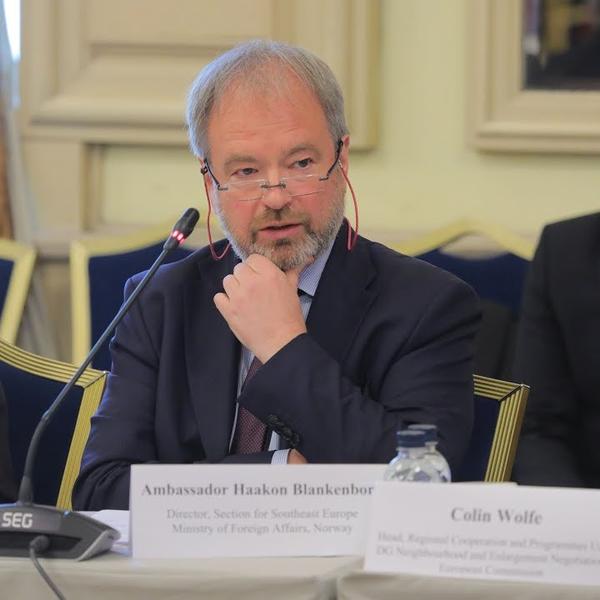 DA LI JE OVO NAJTUŽNIJI AMBASADOR NA PLANETI? Rođendan mu je, a on se uslikao u ovoj pozi (FOTO)