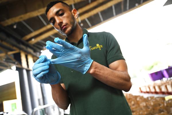 DA LI RUKAVICE POMAŽU U ZAŠTITI OD KORONAVIRUSA? Da li smeju da se operu i ponovo koriste? OVO JE PRAVA ISTINA