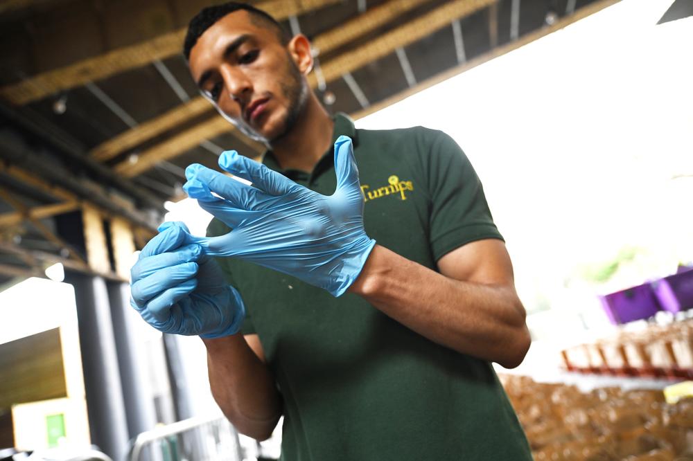 RUKAVICE NE ŠTITE, ONE ŠIRE BAKTERIJE! Poslušajte savet nemačkog lekara