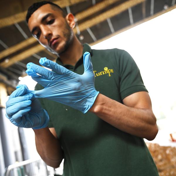 DA LI RUKAVICE POMAŽU U ZAŠTITI OD KORONAVIRUSA? Da li smeju da se operu i ponovo koriste? OVO JE PRAVA ISTINA