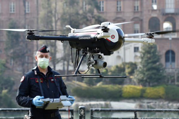 DRONOVI KONTROLIŠU LJUDE I MERE IM TEMPERATURU: U Italiji se dešava budućnost! (VIDEO)