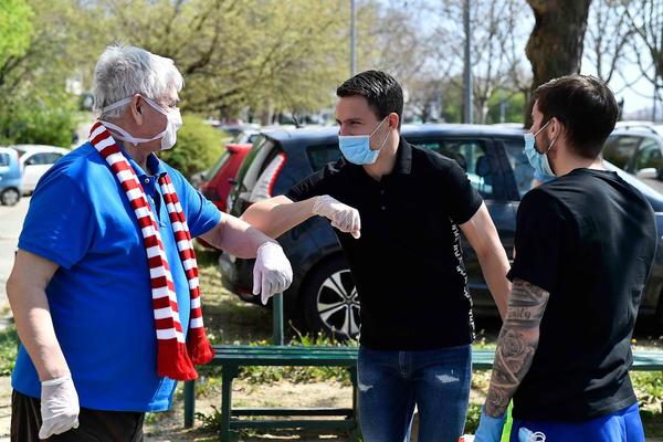 CRVENO-BELI NASTAVILI SA SVOJOM AKCIJOM: Nikolić i Petrović usrećili najstarije zvezdaše!