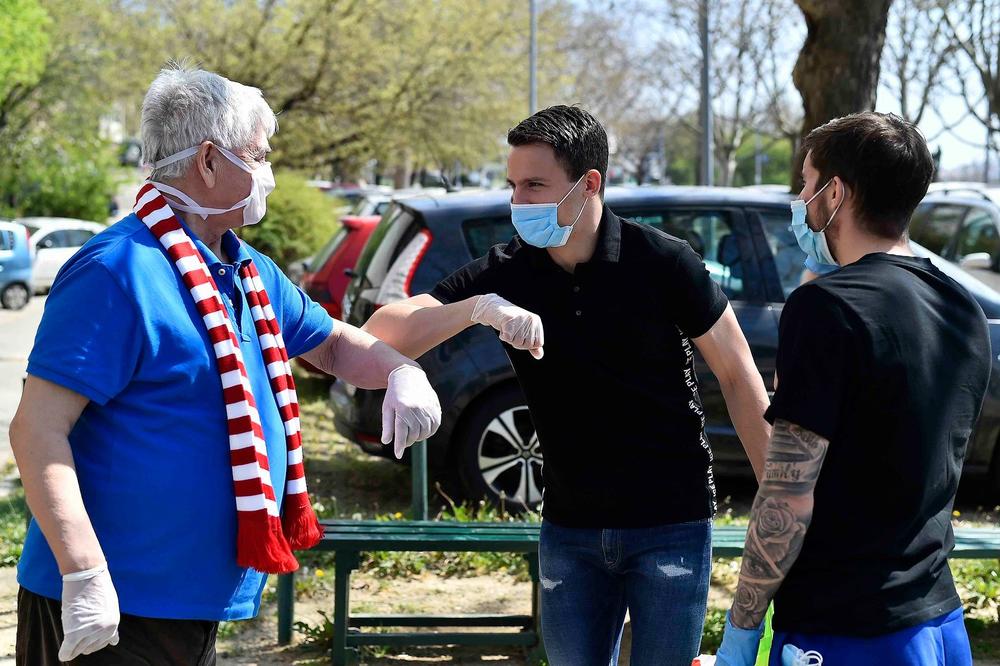 CRVENO-BELI NASTAVILI SA SVOJOM AKCIJOM: Nikolić i Petrović usrećili najstarije zvezdaše!