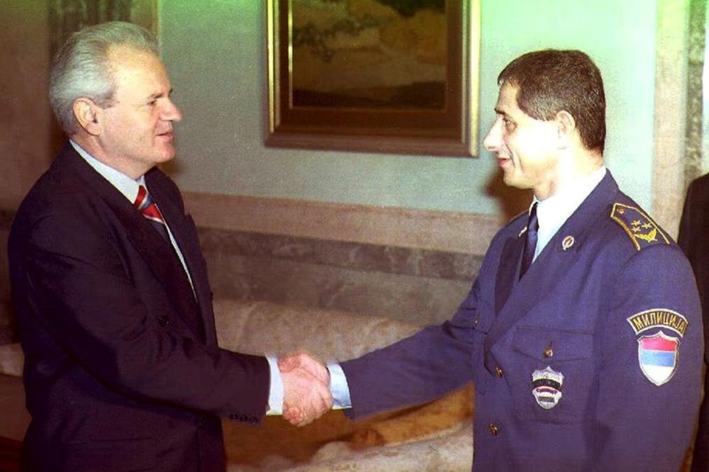 DRŽAVNA BEZBEDNOST JE ZNALA DA SE SPREMA NJEGOVO UBISTVO: Slobin general Badža je izrešetan u piceriji pred sinom!