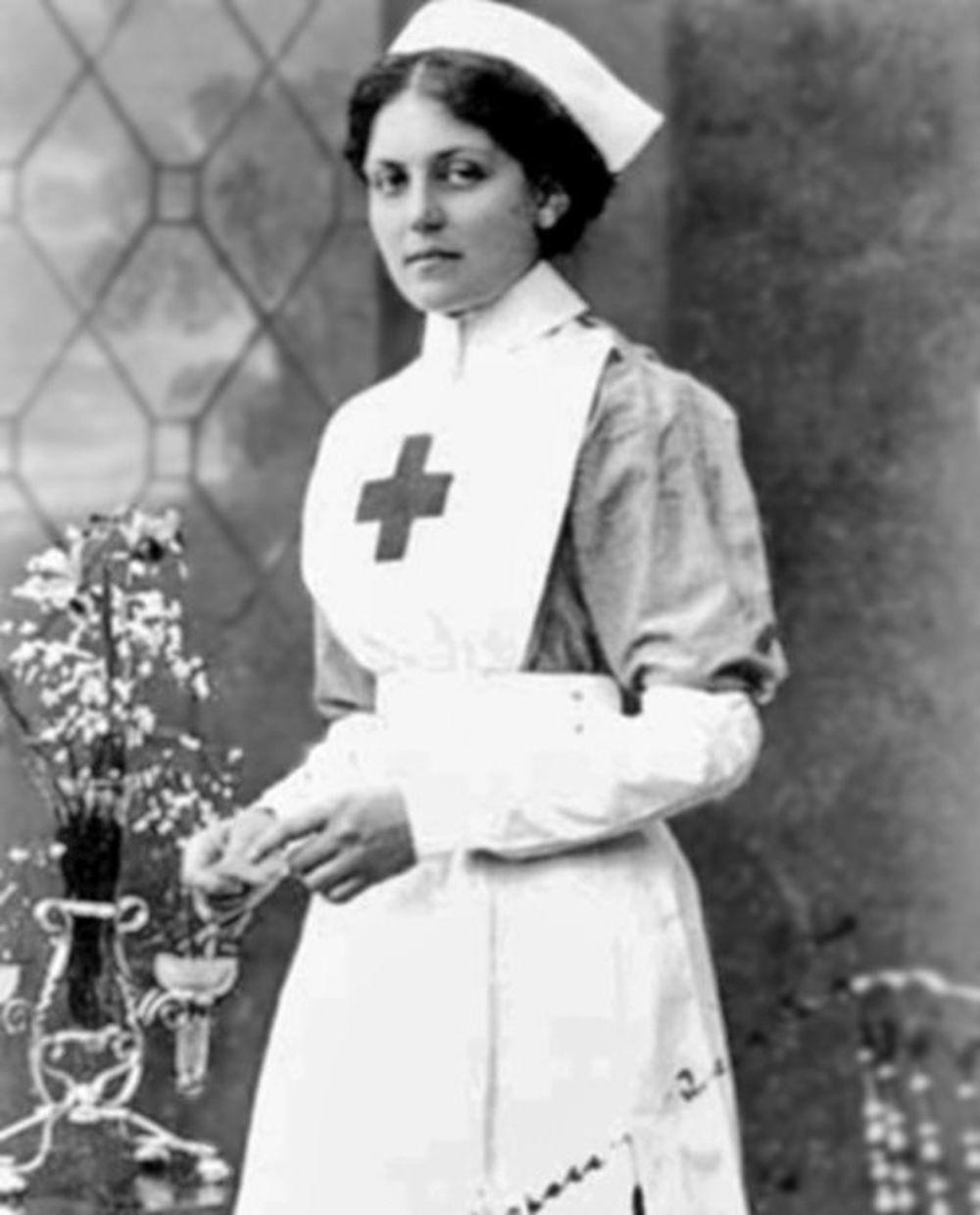 Vajolet Džesop dok je bila bolničarka na brodu Britanika