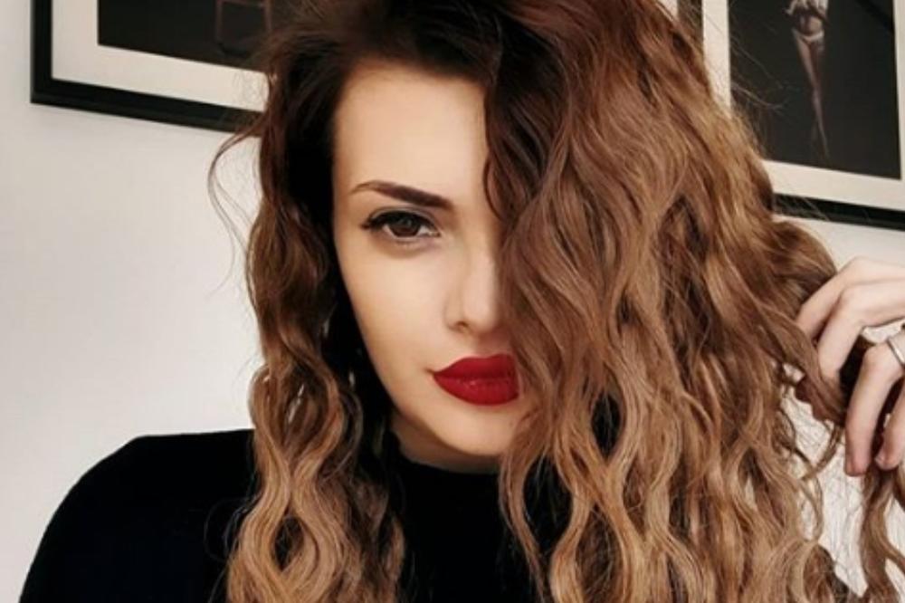 ĆERKA DINA DVORNIKA TAGOVALA POZNATE SRPKINJE PA IH NAZVALA ĆURKAMA! Nije znala šta to znači na "srpskom"?