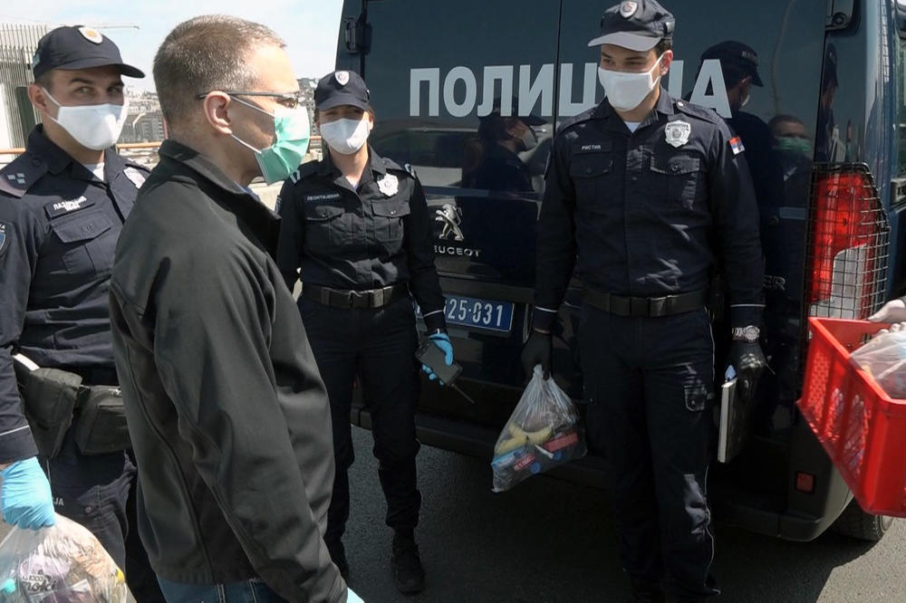STEFANOVIĆ OBIŠAO SRPSKE POLICAJCE NA PUNKTOVIMA: Odneo im je ono što UVEK DOBRO DOĐE