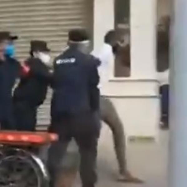 JEZIV SNIMAK: Kineska policija prebija Afrikanca u Guangdžouu! Krive ih da im donose koronavirus! (VIDEO)