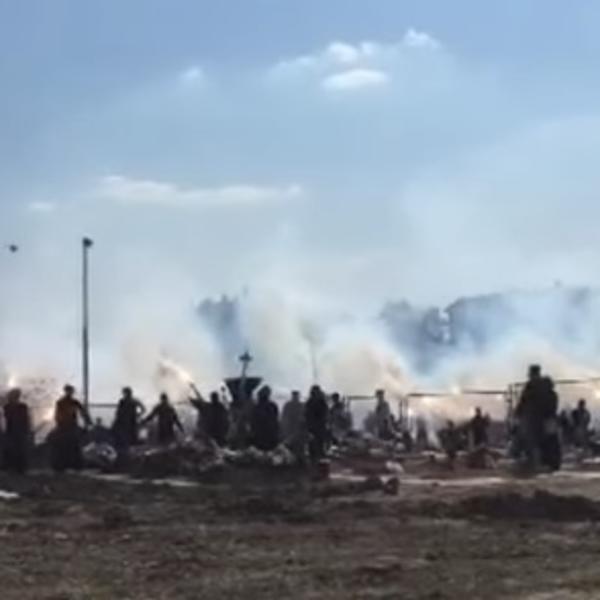 POJAVIO SE NOVI SNIMAK SA SAHRANE GROBARA KOJI JE UMRO OD KORONE: Bakljada za pokojnog Aćima