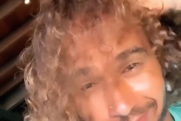 NIKADA NEĆETE POGODITI KO JE OVO: Svaki dan njegovo ime čujete bar jednom, a sada ima kosu kao Šakira!