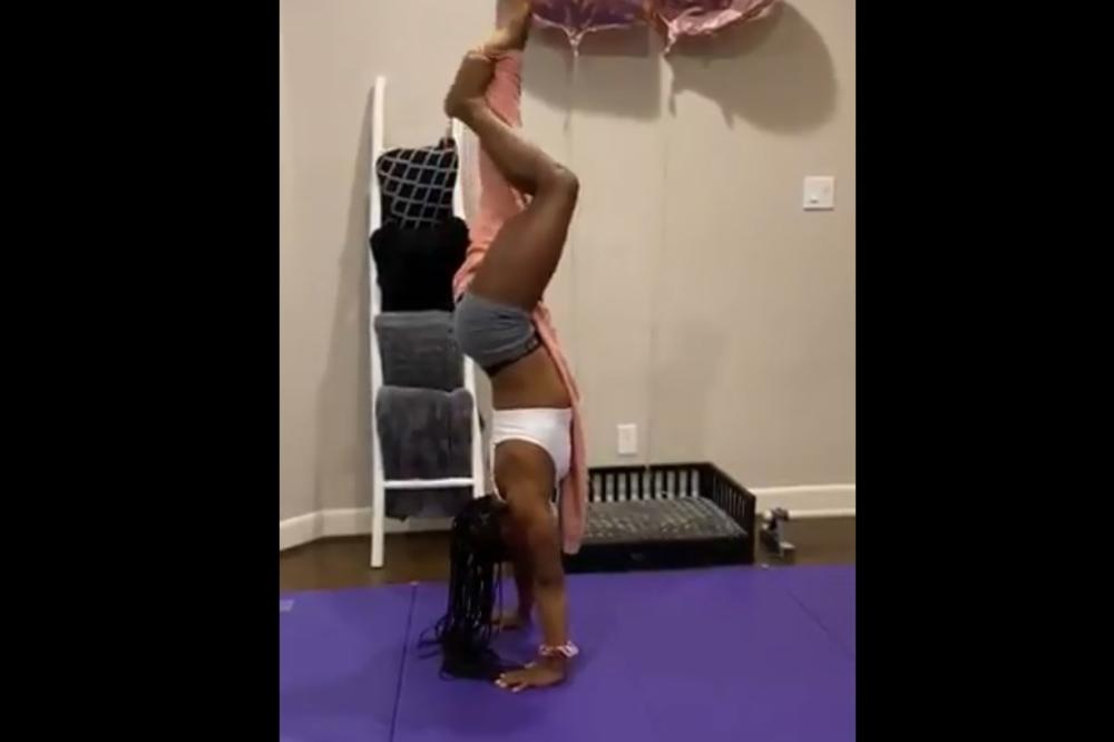 SKINULA SE U GAĆICE STOJEĆI NA RUKAMA: Olimpijska šampionka zna kako da iskoristi svoje akrobatske sposobnosti!