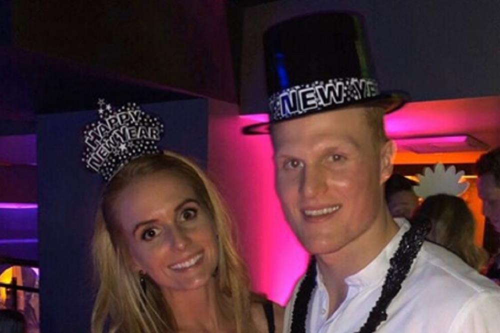 POZNATI NAPADAČ UMRO JE ŽENI NA RUKAMA: Sliku koju je postavila gledate na svoju odgovornost