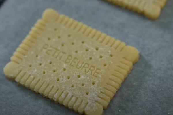 ZNATE LI ŠTA PREDSTAVLJAJU RUPICE NA PTI BER KEKSU? Nema NIKAKVE šanse da pogodite!